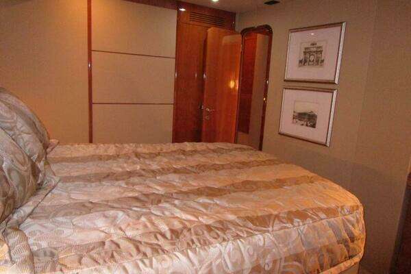 2003 Ferretti Yachts 59