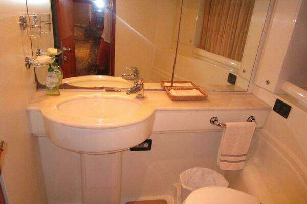 2003 Ferretti Yachts 59