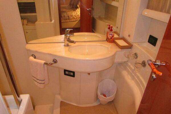 2003 Ferretti Yachts 59