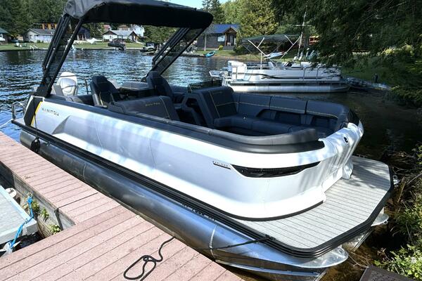 24ft Manitou Yacht For Sale
