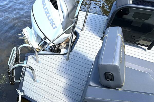 24ft Manitou Yacht For Sale