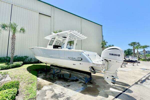 2021 Robalo 36