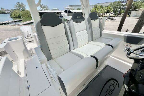 2021 Robalo 36