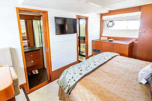 Prestige 550 Flybridge Yacht For Sale