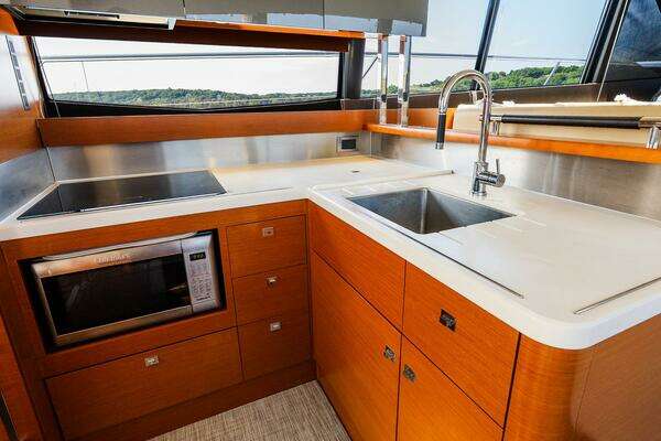 Prestige 550 Flybridge Yacht For Sale
