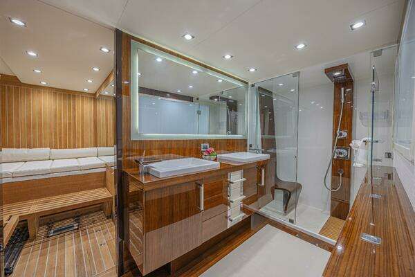 2010 Lazzara Yachts 92