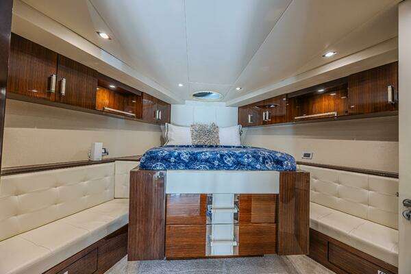 2010 Lazzara Yachts 92