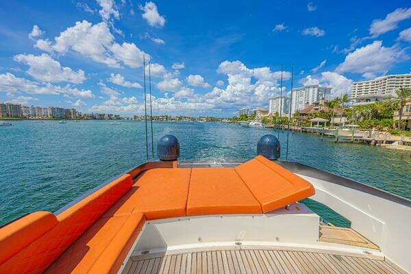 2010 Lazzara Yachts 92