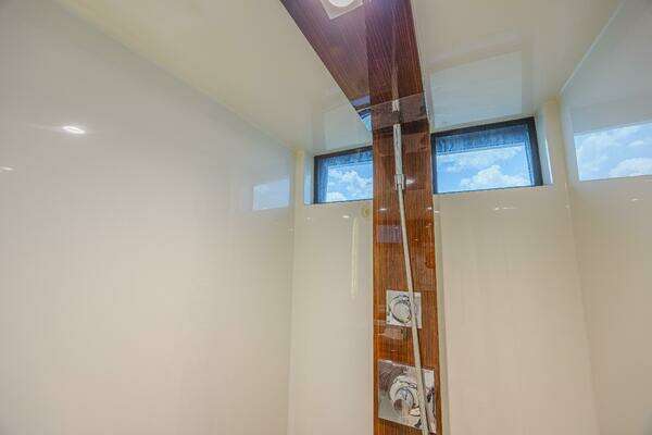 2010 Lazzara Yachts 92