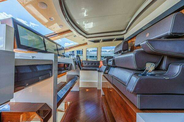2010 Lazzara Yachts 92