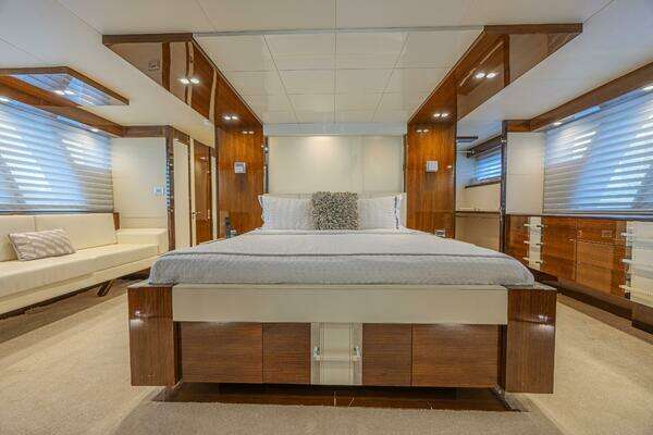 2010 Lazzara Yachts 92