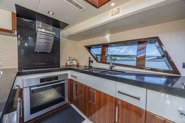 2010 Lazzara Yachts 92