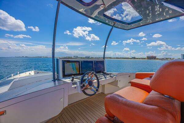 2010 Lazzara Yachts 92