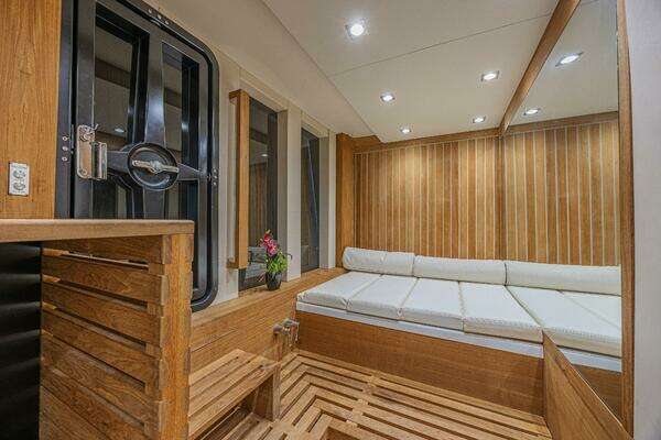 2010 Lazzara Yachts 92