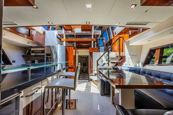 2010 Lazzara Yachts 92