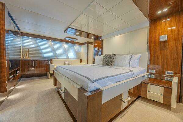 2010 Lazzara Yachts 92