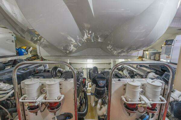 2010 Lazzara Yachts 92