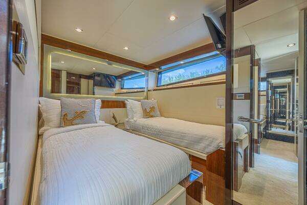 2010 Lazzara Yachts 92