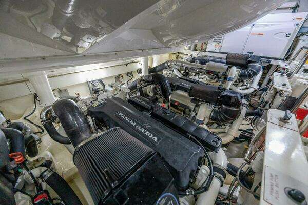 2010 Lazzara Yachts 92