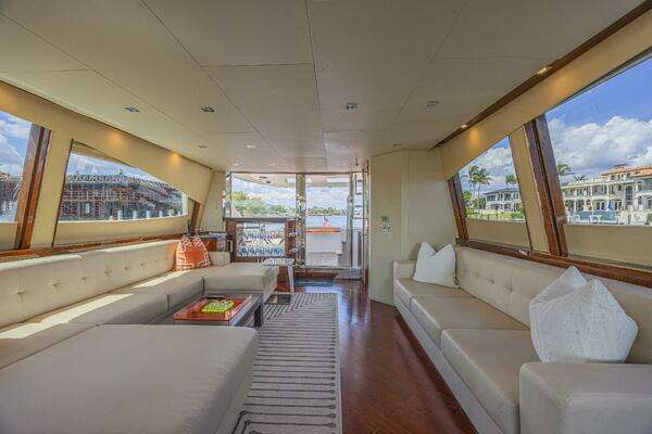2010 Lazzara Yachts 92