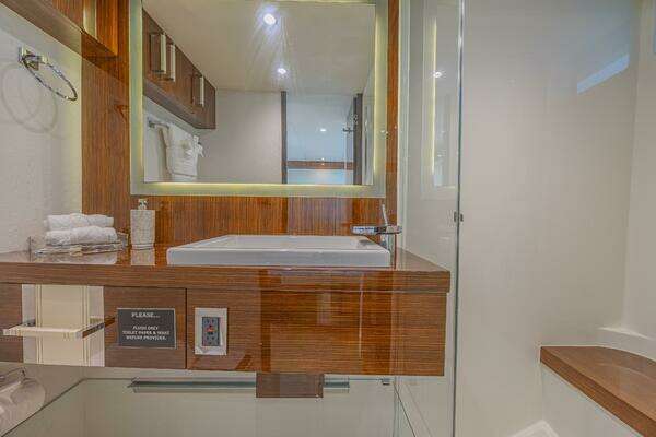 2010 Lazzara Yachts 92