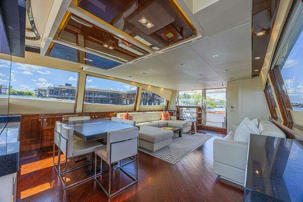 2010 Lazzara Yachts 92