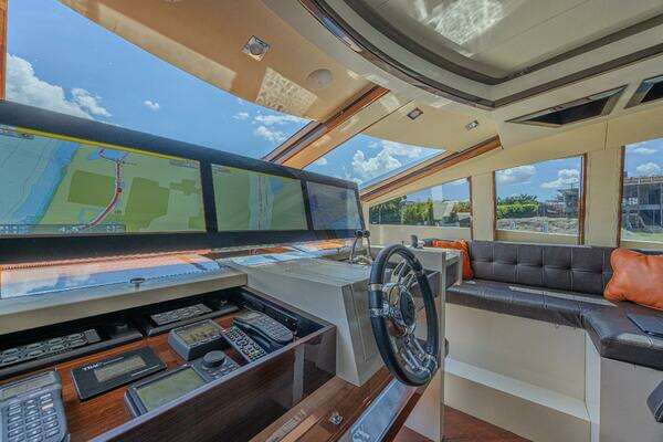 2010 Lazzara Yachts 92