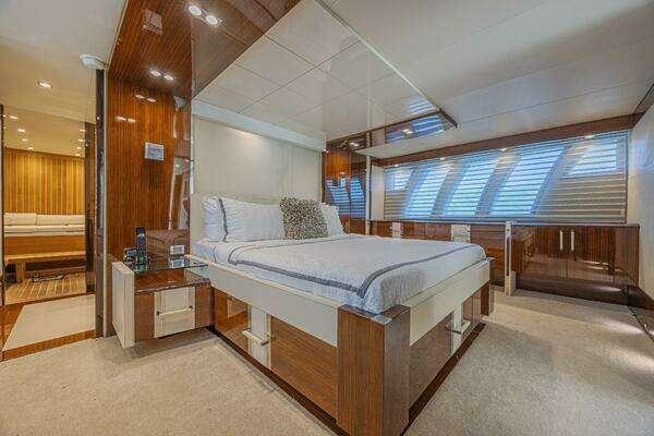 2010 Lazzara Yachts 92