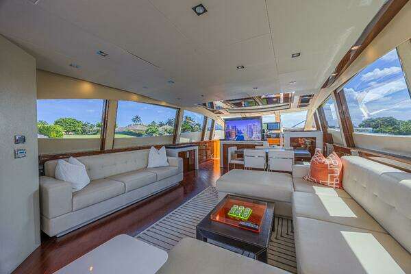 2010 Lazzara Yachts 92