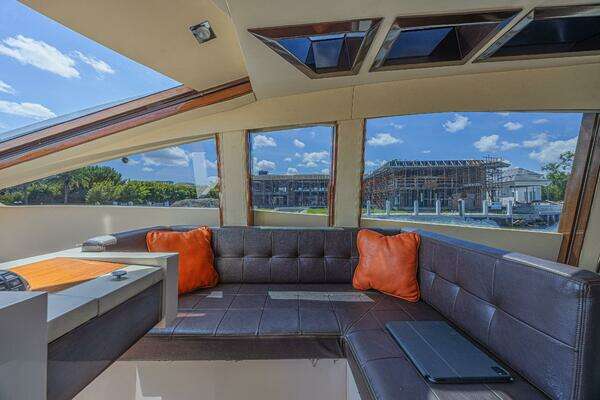 2010 Lazzara Yachts 92