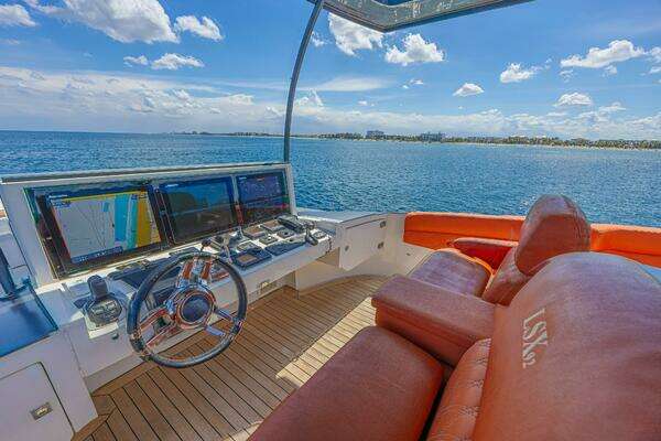 2010 Lazzara Yachts 92