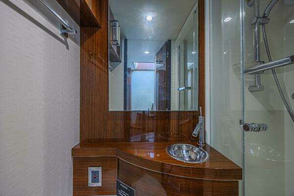 2010 Lazzara Yachts 92