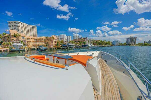 2010 Lazzara Yachts 92