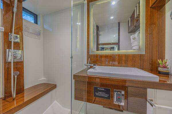 2010 Lazzara Yachts 92