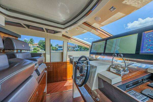 2010 Lazzara Yachts 92