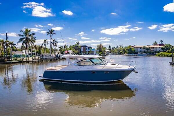 31-ft-Tiara Yachts-2015-Coronet-BLUE-Naples Florida United States yacht for sale