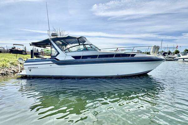 35-ft-Formula-1989-PC35-Chill FORMULA Midland Ontario Canada  yacht for sale