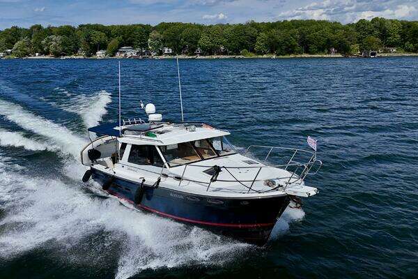 30-ft-Cutwater-2014-C30 Sedan NW-Midland Ontario Canada yacht for sale