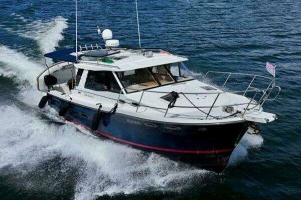 30-ft-Cutwater-2014-C30 Sedan NW-Midland Ontario Canada yacht for sale
