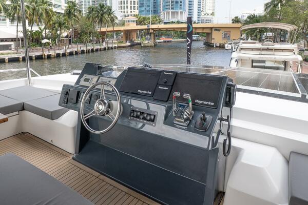 Alva OE 54 Flybridge Helm Station