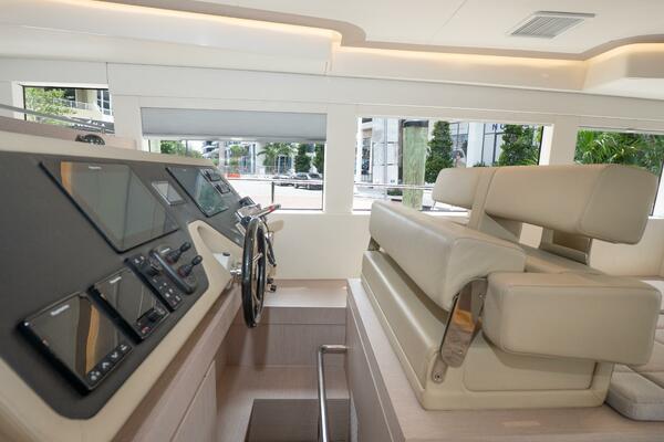 Alva OE 54 Salon Helm Station Close Up