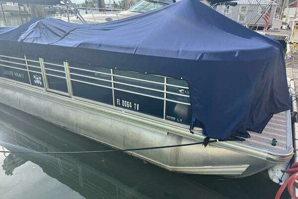 26-ft-Leisurecraft-2021-Prestige 2635 LX Tri-Toon- Treasure Island Florida United States  yacht for sale