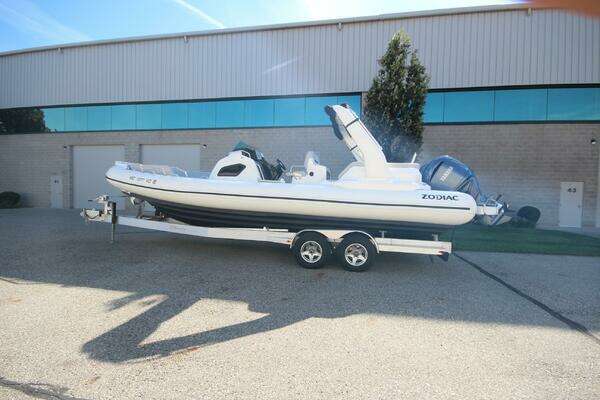 29-ft-Zodiac-2024-Medline 9 NEO-In Stock Grand Haven Michigan United States  yacht for sale