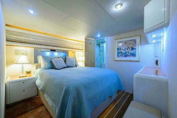 Lazzara Yachts 80 Cockpit Motoryacht Yacht For Sale