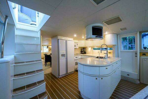 Lazzara Yachts 80 Cockpit Motoryacht Yacht For Sale
