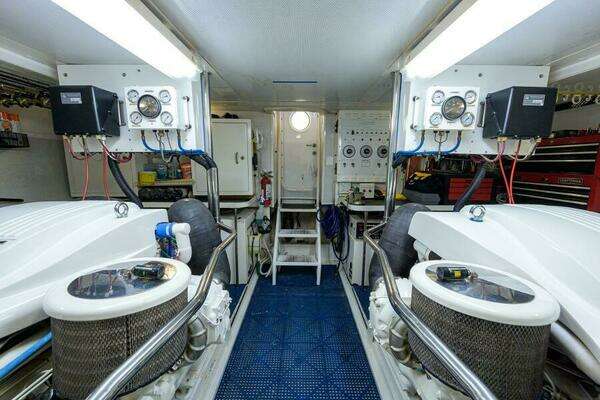 Lazzara Yachts 80 Cockpit Motoryacht Yacht For Sale