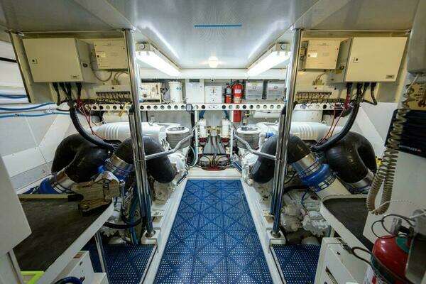 Lazzara Yachts 80 Cockpit Motoryacht Yacht For Sale