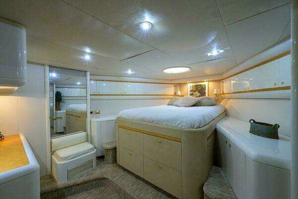 Lazzara Yachts 80 Cockpit Motoryacht Yacht For Sale