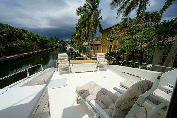 Lazzara Yachts 80 Cockpit Motoryacht Yacht For Sale