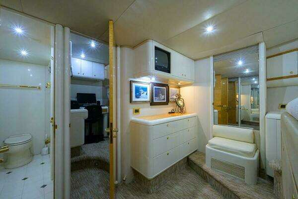 Lazzara Yachts 80 Cockpit Motoryacht Yacht For Sale